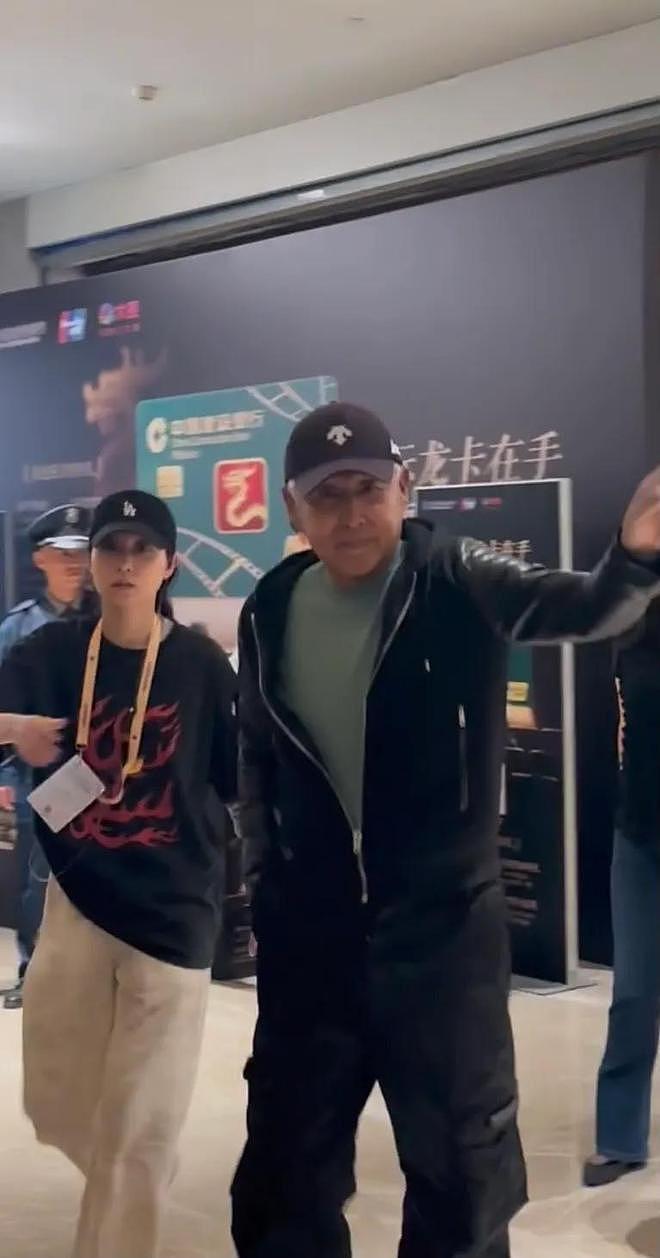 陈道明亲自指导金鸡奖舞台，他晒黑了，身体硬朗，穿绿色卫衣很帅（组图） - 20