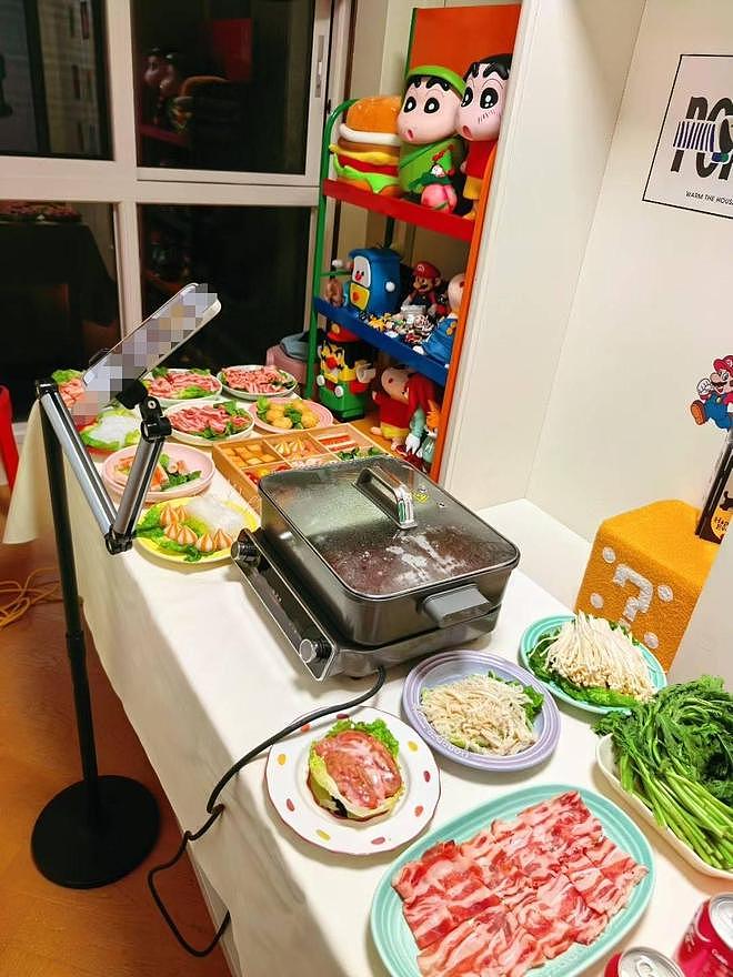 公摊电梯厅成火锅涮菜区和“私人影院”?业主爆改一梯一户引争议(组图) - 1