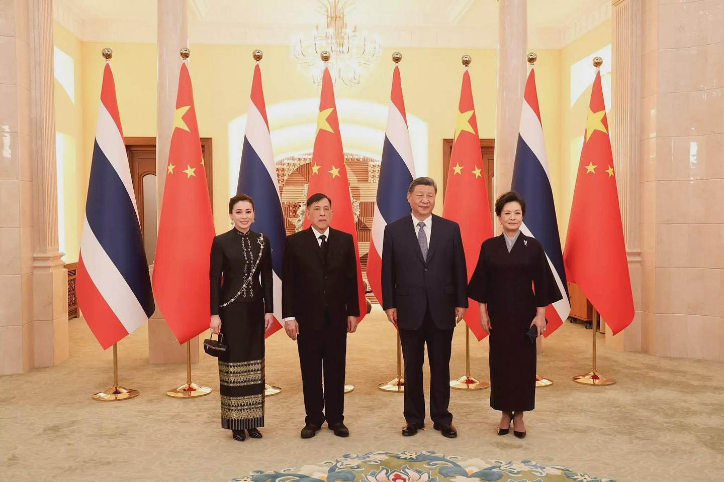 泰国国王访华习近平夫妇国宴款待，王后穿搭成焦点（组图） - 2