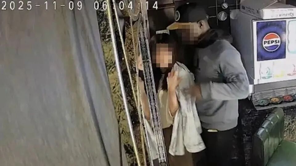 喘息声太大了！樱花妹与黑人男友的餐厅厕所15分钟激战，老板怒挂全网后结局神反转！（组图） - 1