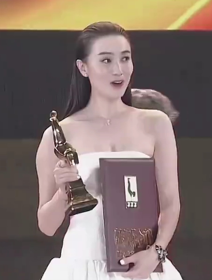 易烊千玺和宋佳夺金鸡奖的那一刻,同场演员们的微表情才是场大戏(组图) - 24
