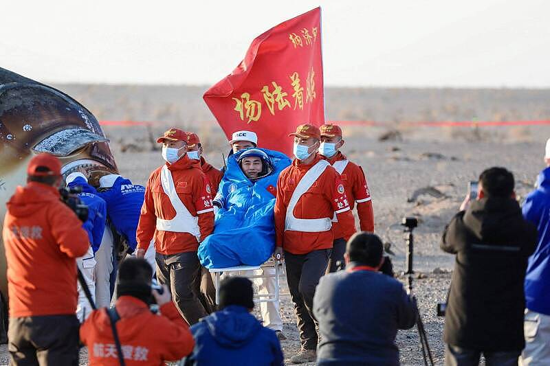 太空碎片撞击!神舟20号任务意外延长,滞留9天后返抵中国(组图) - 1