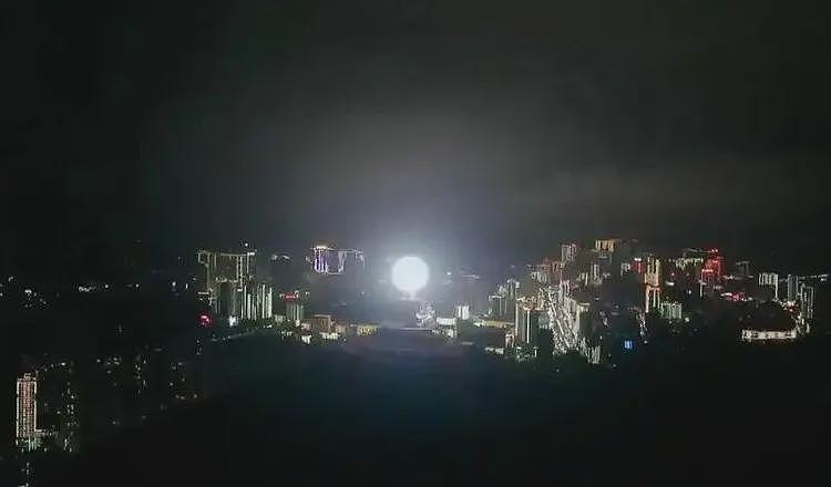 贵州盘州亿元建“世界最大人造月亮”运行不到百天，停运5年成闲置项目（组图） - 3
