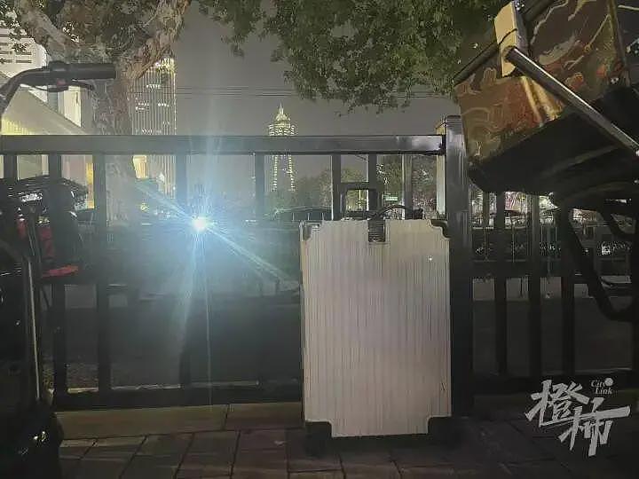 杭州市中心锁着一只神秘行李箱，长达半年！共有三道密码锁，背后有啥故事？（组图） - 2