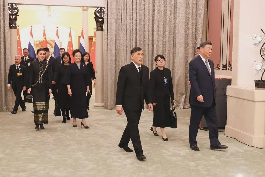 泰国国王访华习近平夫妇国宴款待，王后穿搭成焦点（组图） - 1