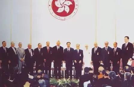 最穷富豪无房无车：裸捐2000亿，李嘉诚扶棺（组图） - 11