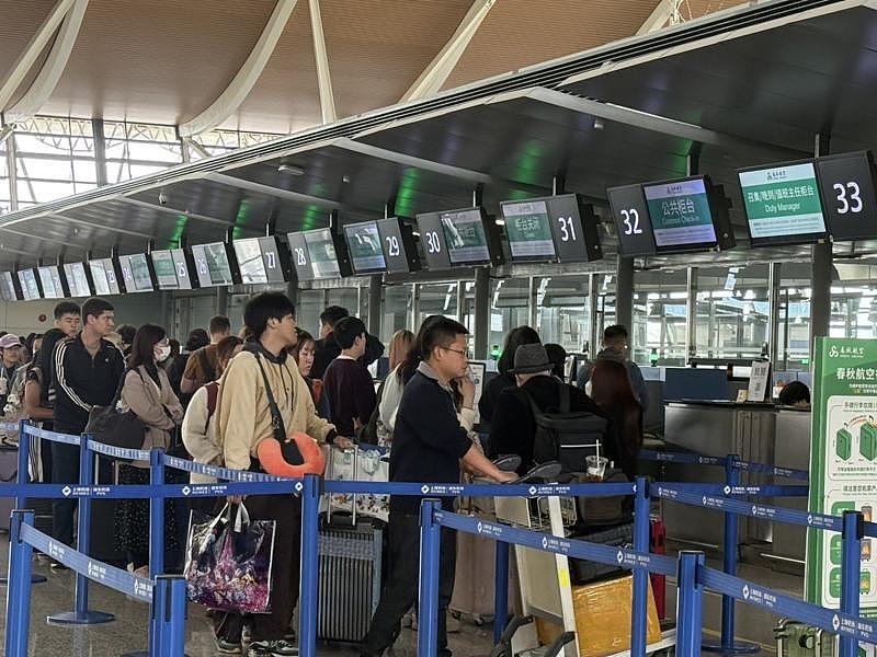 中国官方吁避免赴日，游客照样飞：临时取消太亏、只是嘴巴骂一骂（组图） - 1