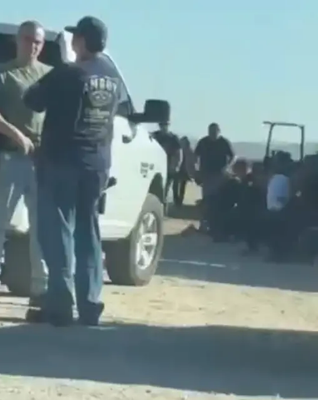 南加州华人卡车公司突遭警方大规模搜查！员工被戴手铐押近两小时，多辆卡车被砸坏（组图） - 5