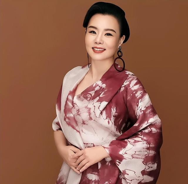 50岁龚琳娜独居深山,房子后面是一片坟地,离婚后养猫为伴不害怕(组图) - 14