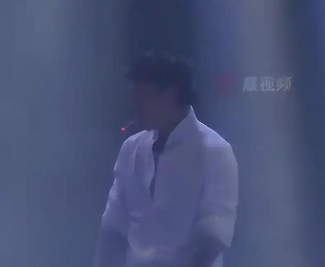 知名歌手演出过程中突然“点支烟”!卫健委:已对当事人进行处罚(组图) - 2
