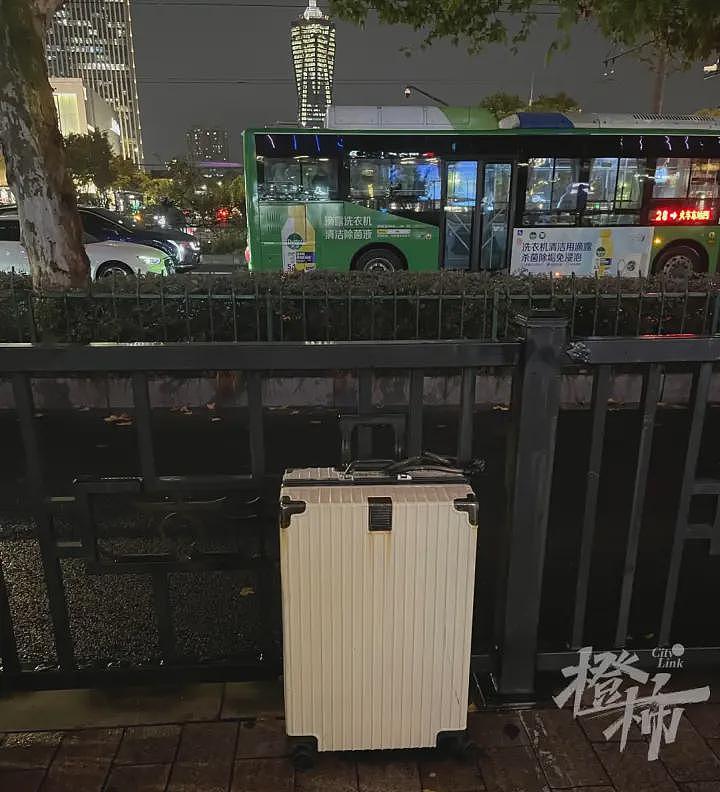 杭州市中心锁着一只神秘行李箱，长达半年！共有三道密码锁，背后有啥故事？（组图） - 1