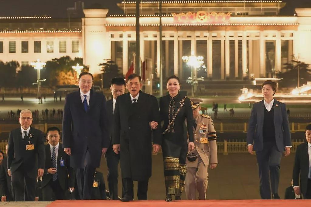 泰国国王访华习近平夫妇国宴款待，王后穿搭成焦点（组图） - 3
