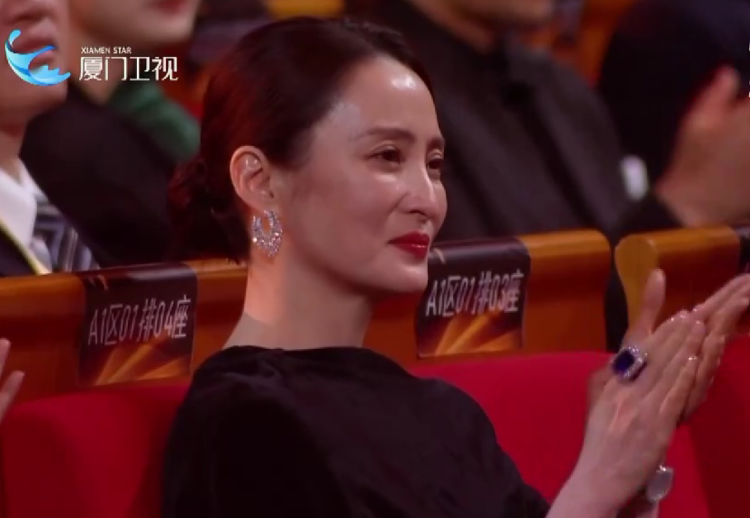 易烊千玺和宋佳夺金鸡奖的那一刻,同场演员们的微表情才是场大戏(组图) - 17