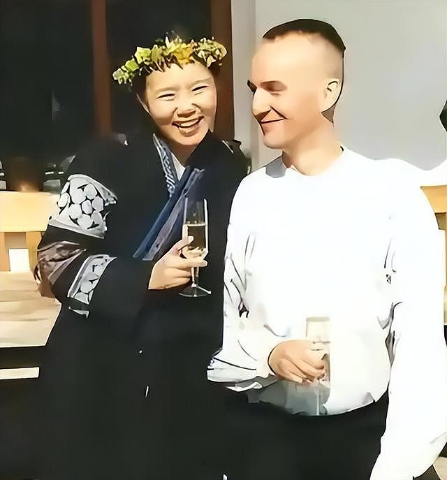50岁龚琳娜独居深山,房子后面是一片坟地,离婚后养猫为伴不害怕(组图) - 6