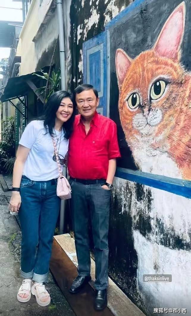 58岁英拉真胖不少！和哥哥吃路边摊没架子（组图） - 2