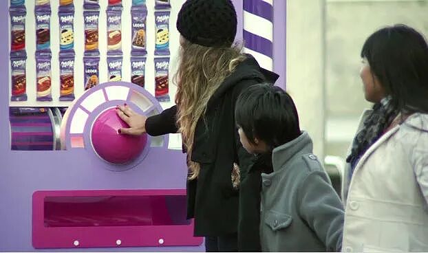 瑞士品牌milka在街头放了台“巧克力贩卖机”，不收现金不刷卡，路人组队牵手才能领！网友：为了口吃的我拼了（组图） - 3