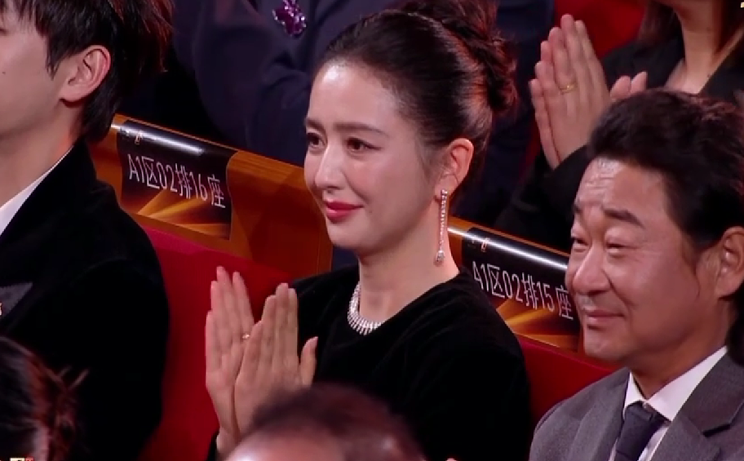 易烊千玺和宋佳夺金鸡奖的那一刻,同场演员们的微表情才是场大戏(组图) - 35