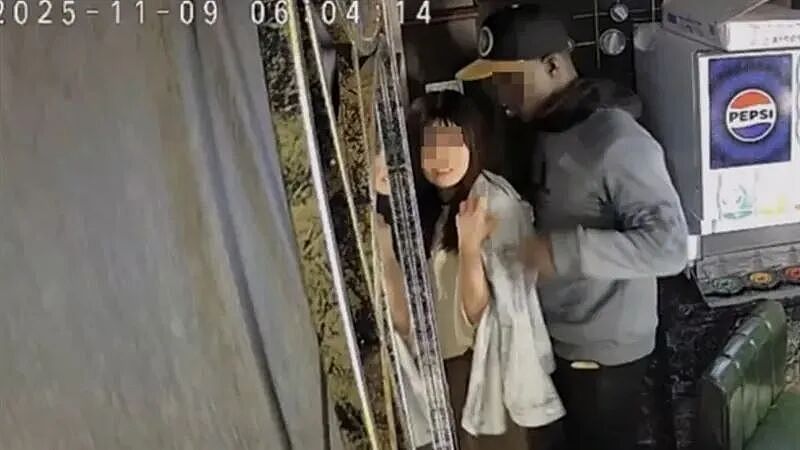 喘息声太大了！樱花妹与黑人男友的餐厅厕所15分钟激战，老板怒挂全网后结局神反转！（组图） - 4