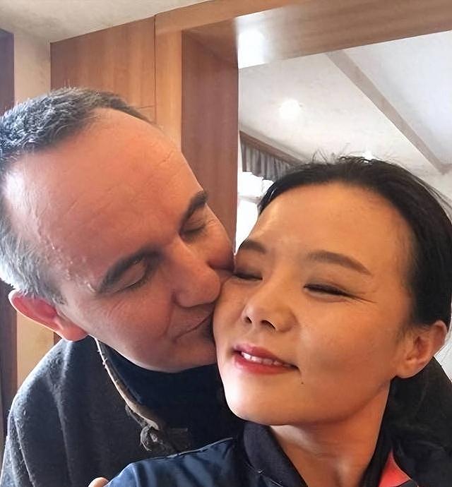 50岁龚琳娜独居深山,房子后面是一片坟地,离婚后养猫为伴不害怕(组图) - 5