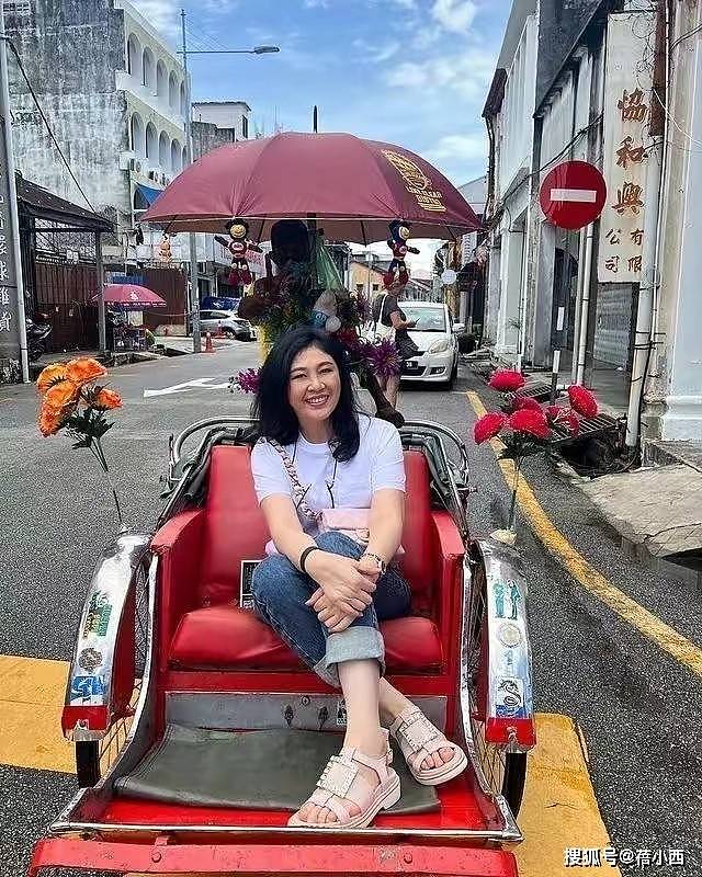 58岁英拉真胖不少！和哥哥吃路边摊没架子（组图） - 4