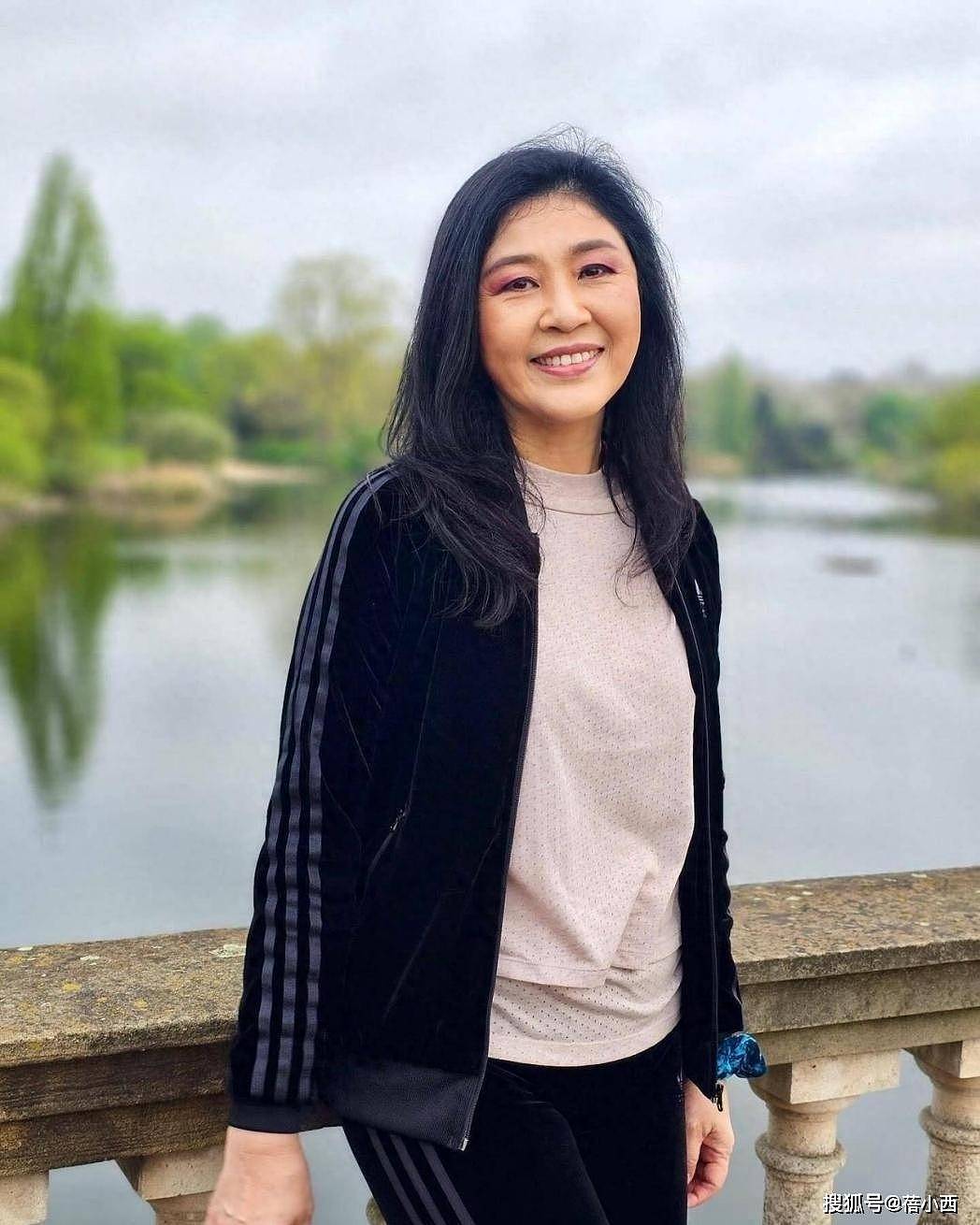 58岁英拉真胖不少！和哥哥吃路边摊没架子（组图） - 9