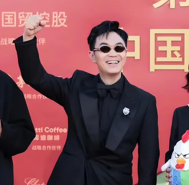 金鸡奖红毯太精彩!钟楚曦穿粉色被嘲上春山,辛芷蕾被冻得直点头(组图) - 14