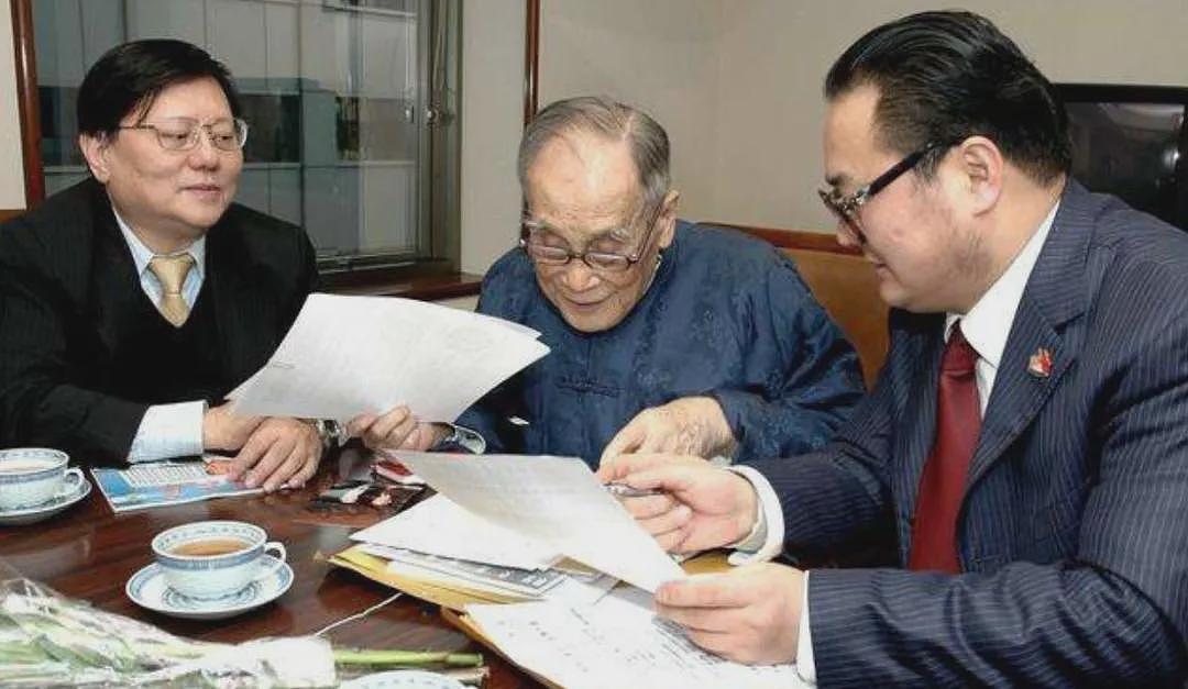 最穷富豪无房无车：裸捐2000亿，李嘉诚扶棺（组图） - 14