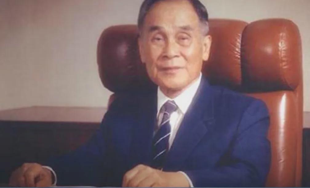 最穷富豪无房无车：裸捐2000亿，李嘉诚扶棺（组图） - 8