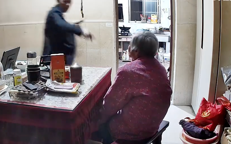 儿子掌掴暴打93岁亲妈，多图流出从客厅拖到厨房气炸全网（组图） - 14