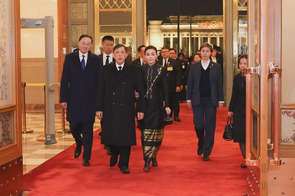 泰国国王访华习近平夫妇国宴款待，王后穿搭成焦点（组图） - 4