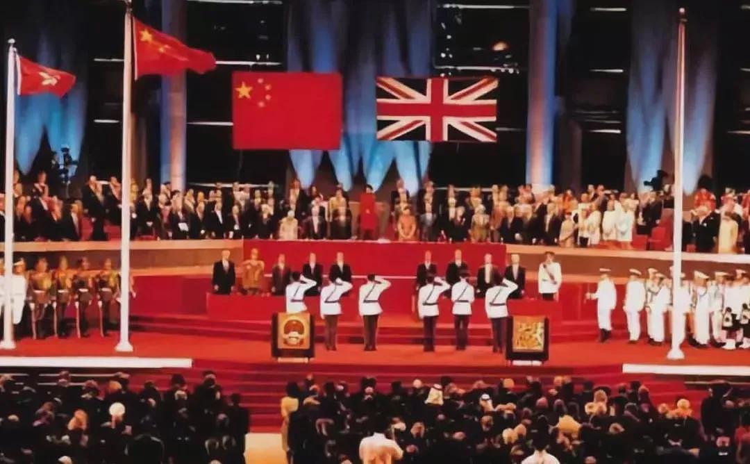 最穷富豪无房无车：裸捐2000亿，李嘉诚扶棺（组图） - 10