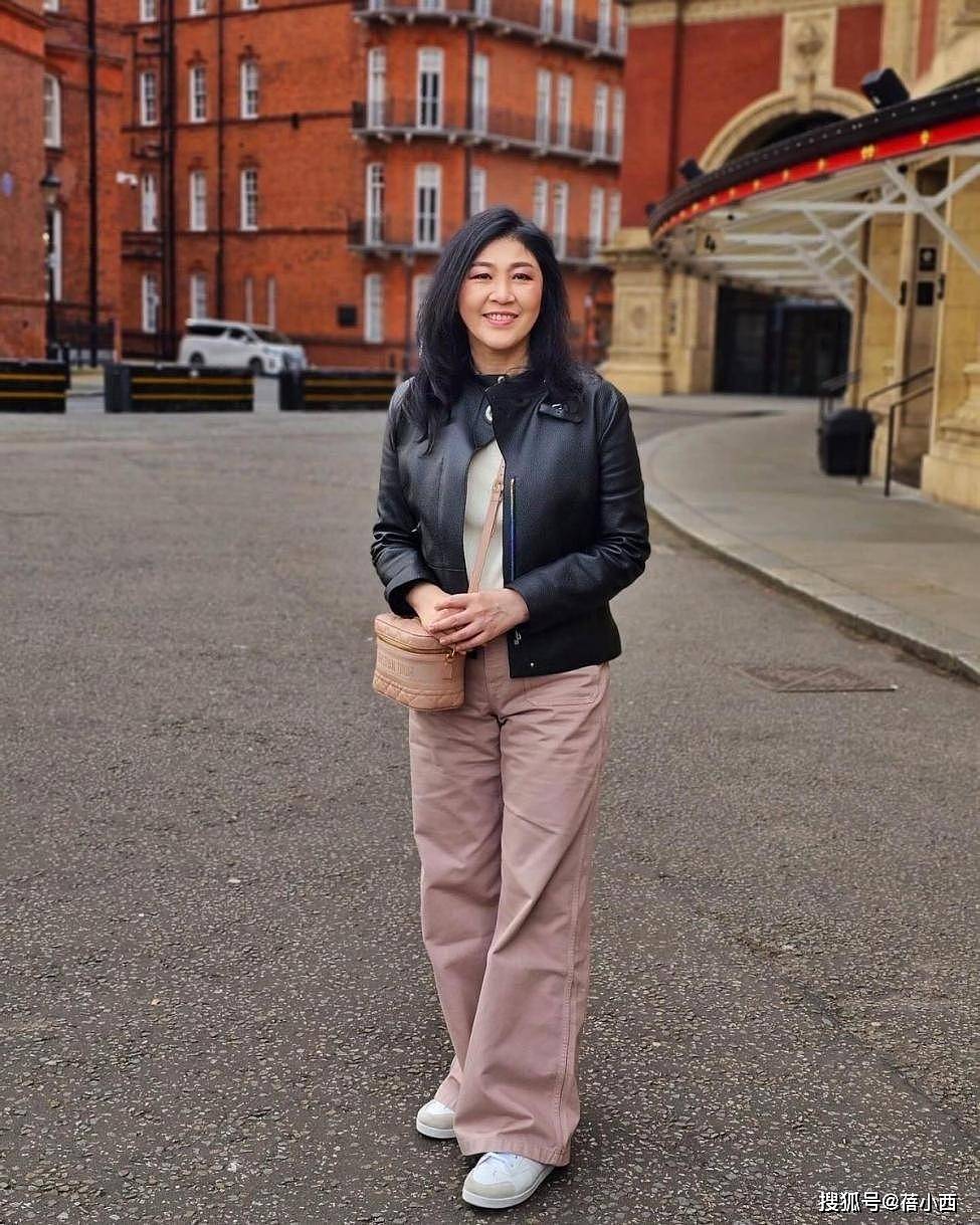 58岁英拉真胖不少！和哥哥吃路边摊没架子（组图） - 7