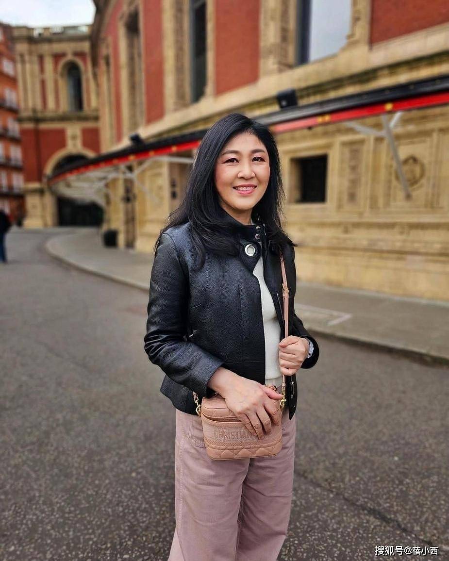 58岁英拉真胖不少！和哥哥吃路边摊没架子（组图） - 8