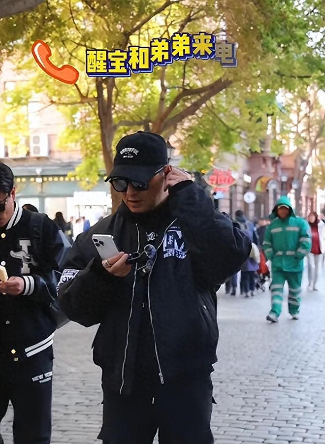汪峰哈尔滨逛街给儿女打视频，5岁儿子罕露正脸，和章子怡太不像（组图） - 1