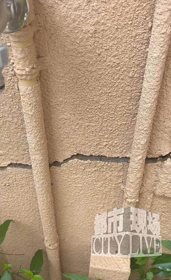 “再挖房子要塌了……”上海一业主被曝私挖300平、6米深地下室,致邻居家出现开裂、沉降!最新消息传来(组图) - 3