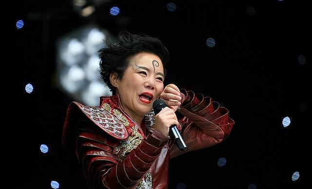 50岁龚琳娜独居深山,房子后面是一片坟地,离婚后养猫为伴不害怕(组图) - 3