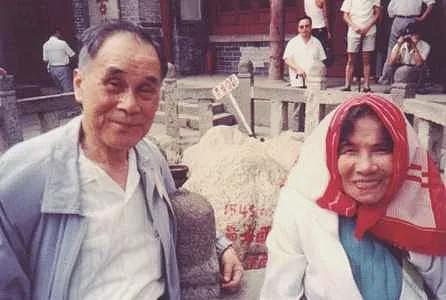 最穷富豪无房无车：裸捐2000亿，李嘉诚扶棺（组图） - 19