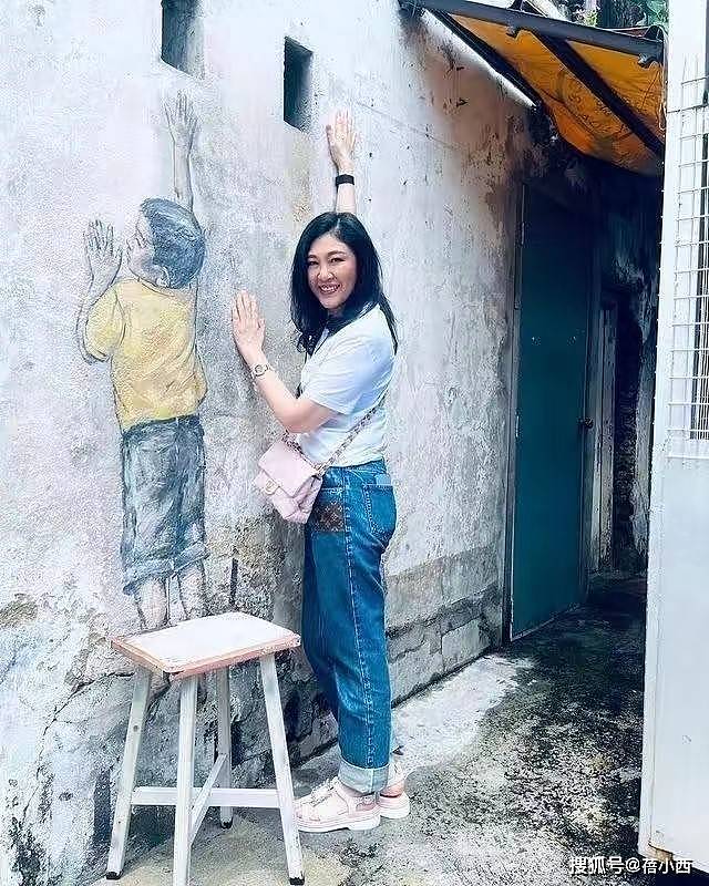 58岁英拉真胖不少！和哥哥吃路边摊没架子（组图） - 5