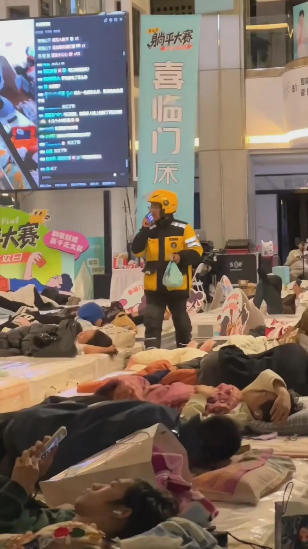 内蒙古包头举办“躺平大赛”，54人已躺超24小时（组图） - 3