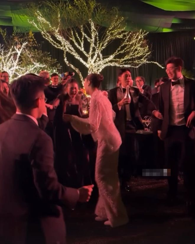 霍启仁婚礼现场：携泰国妻子敬酒载歌载舞，霍家全体亮相（视频/组图） - 11