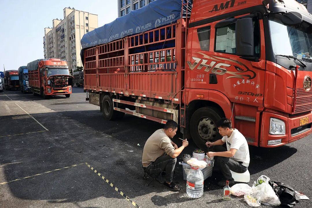 大闸蟹季极限 “抢时效”:42岁单亲妈妈,开货车1200公里不敢停(组图) - 3