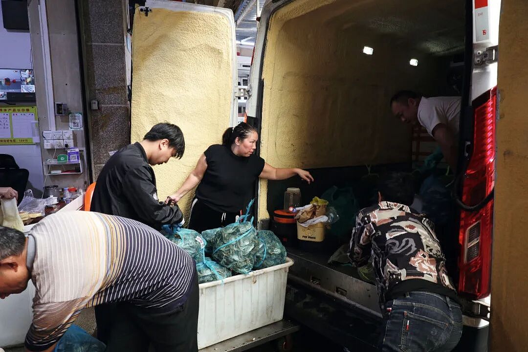 大闸蟹季极限 “抢时效”:42岁单亲妈妈,开货车1200公里不敢停(组图) - 10