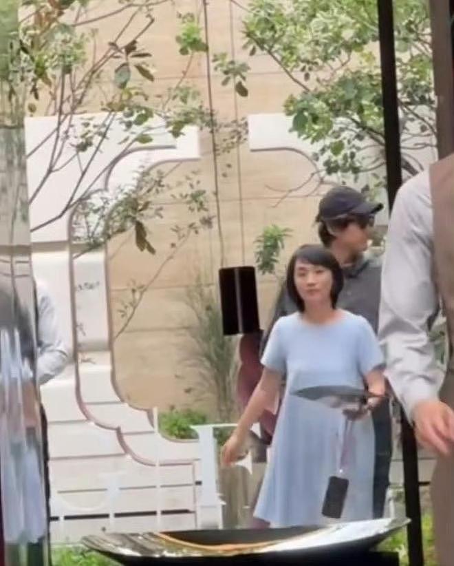 胡歌现身为电影宣传，现场人山人海全场欢呼，胡歌照顾后辈好暖心（组图） - 9