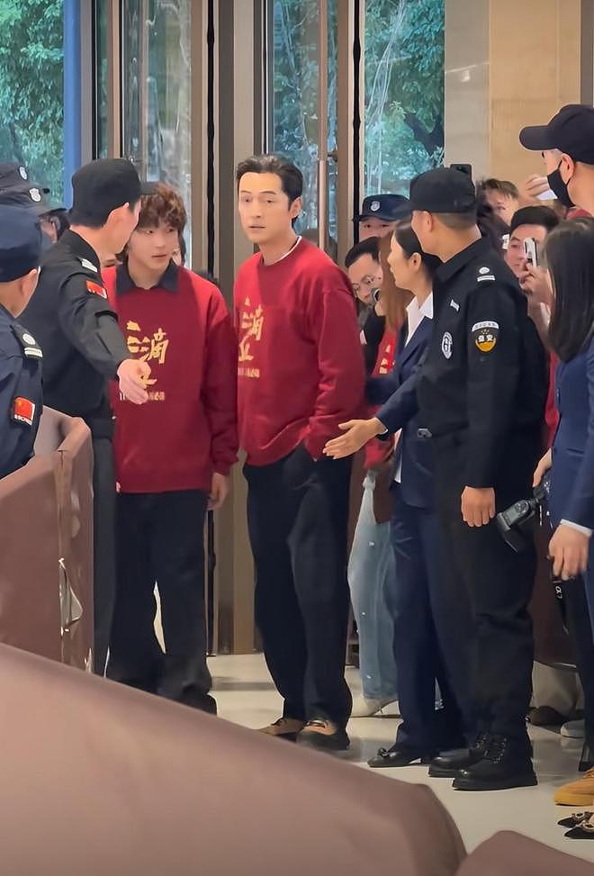 胡歌现身为电影宣传，现场人山人海全场欢呼，胡歌照顾后辈好暖心（组图） - 5
