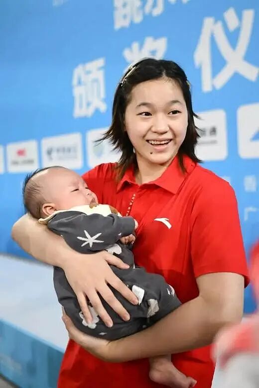 【情感】全红婵抱的娃竟是他的！“满贯王”谢思埸：感谢妻子一番话让他重返赛场（组图） - 3