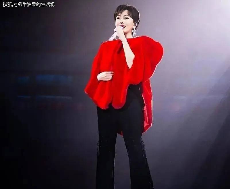 72岁赵雅芝在演唱会上跳扫腿舞：被捧杀的不老女神（视频/组图） - 6