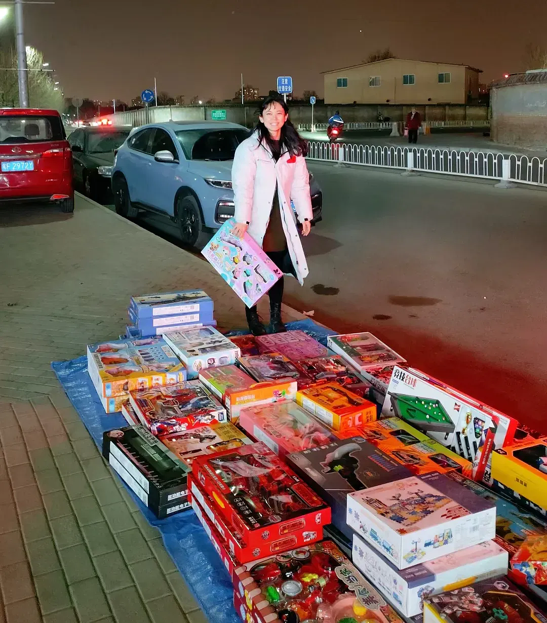 央视女导演：已辞职，在路边摆摊（组图） - 9