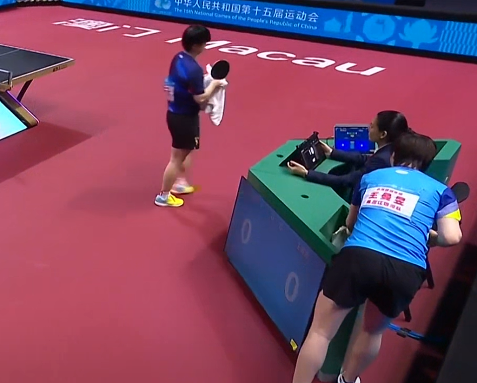 全运会:王曼昱卫冕女单冠军!决赛逆转孙颖莎,连赢2大奥运冠军(组图) - 5