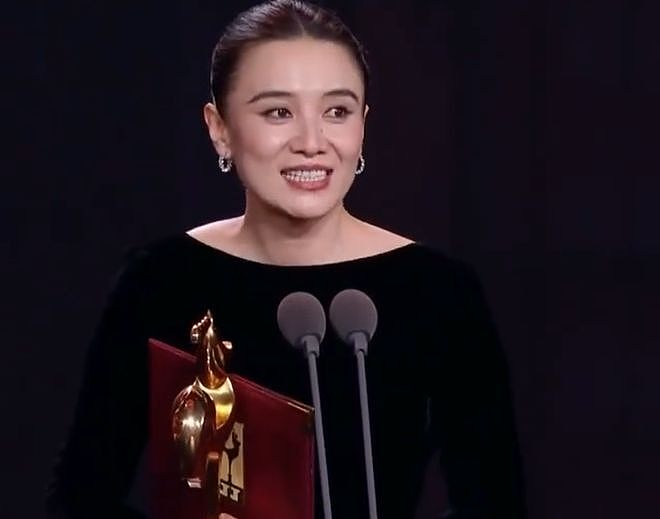 金鸡奖名场面!第1排大佬坐镇,咏梅表情管理,袁弘第5次当锦鲤(组图) - 2