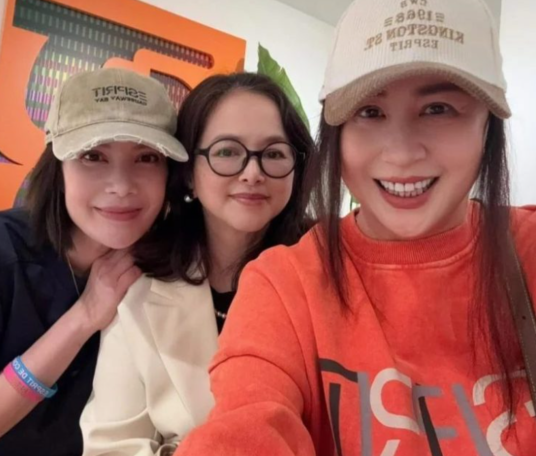 “清纯女神”离婚后独自撑家,曾是娱乐圈笑料!赴澳洲深造,如今52岁逆风翻盘(组图) - 1